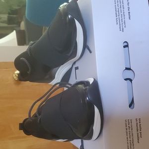 Pair of Women's size 91/2 Aldo Black and White Shoe